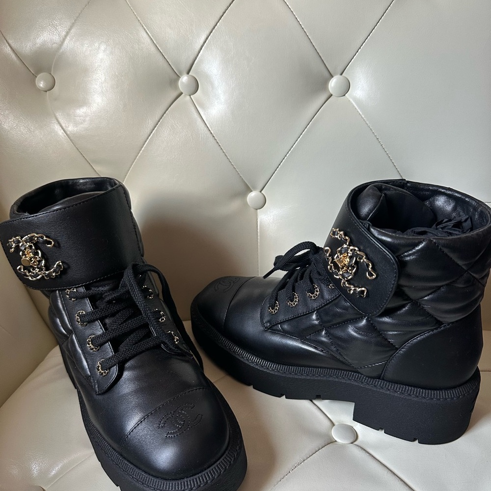 Chanel combat Black Quilted Women's Boots size 9.5 lambskin new